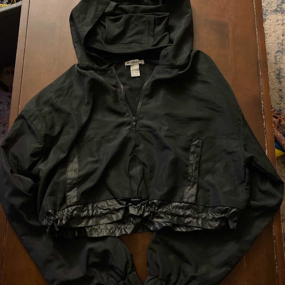Forever 21 Women's Size Large Cropped Pullover Windbreaker w/ Neck Warmer Black